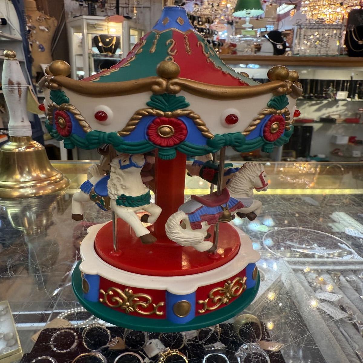 Avon 1995 Santas Caroling Carousel Lighted Musical Motion Box Included