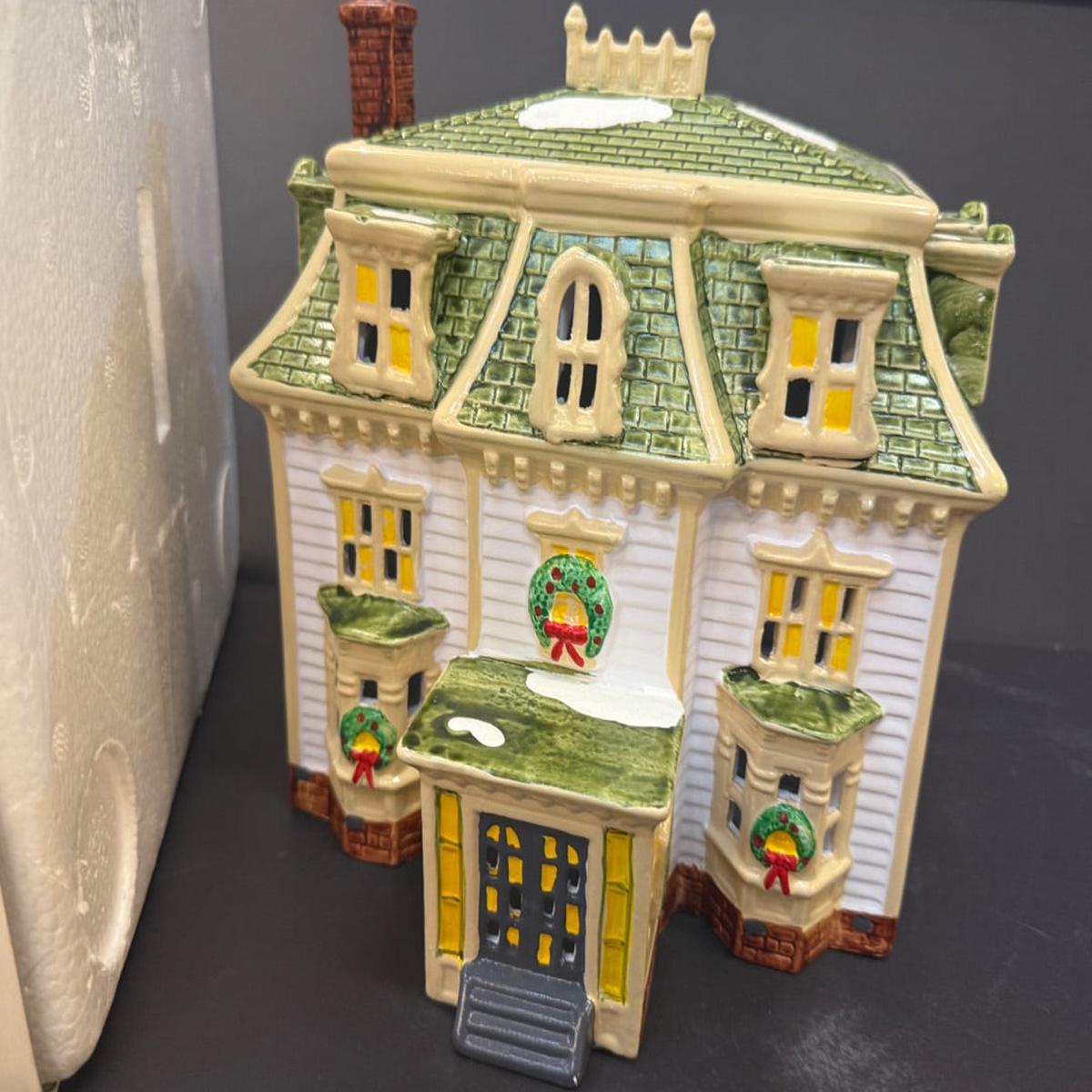 Department 56 Maple Ridge Inn With Light Christmas