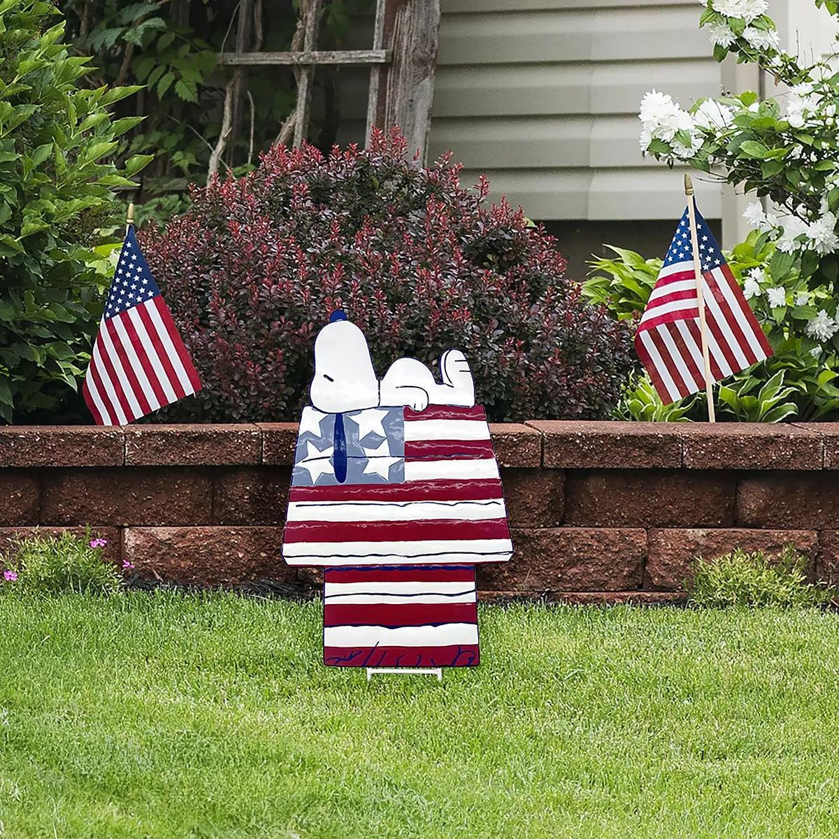 Peanuts Patriotic Snoopy Doghouse Metal Stake