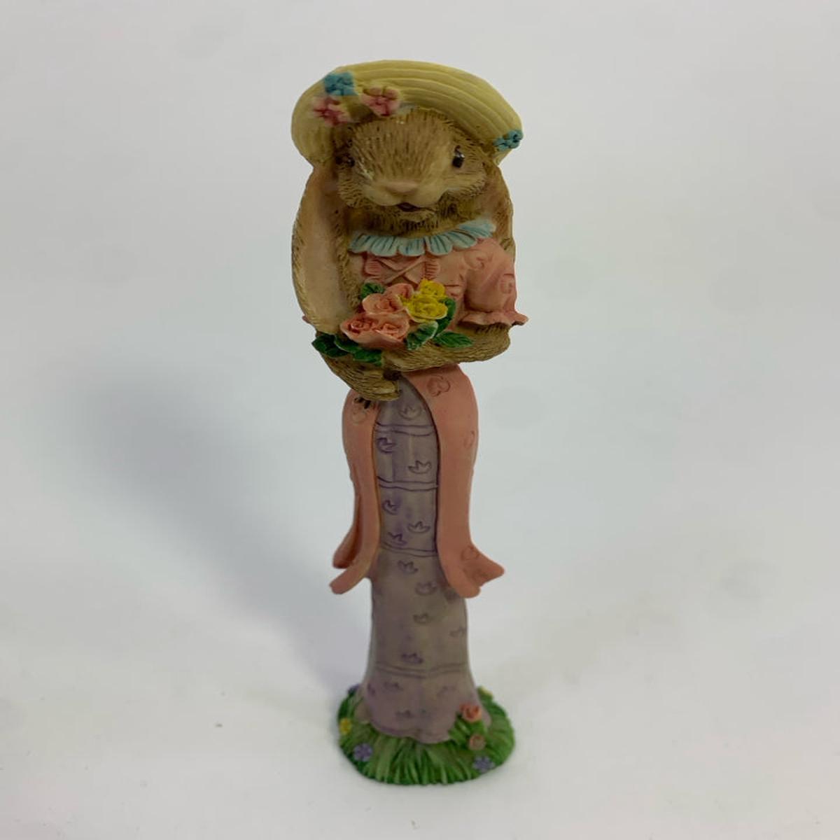 THIN BUNNY FIGURE W/FLOWERS.