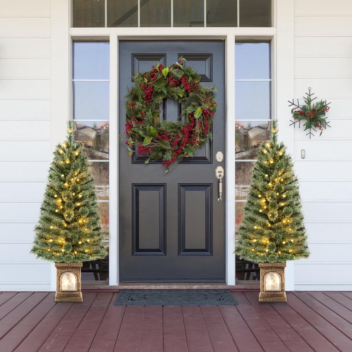 4  4 Feet Pre-Lit Potted Christmas Tree Pine Needles
